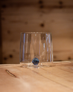 Wasserglas mit Farb-Akzent 1